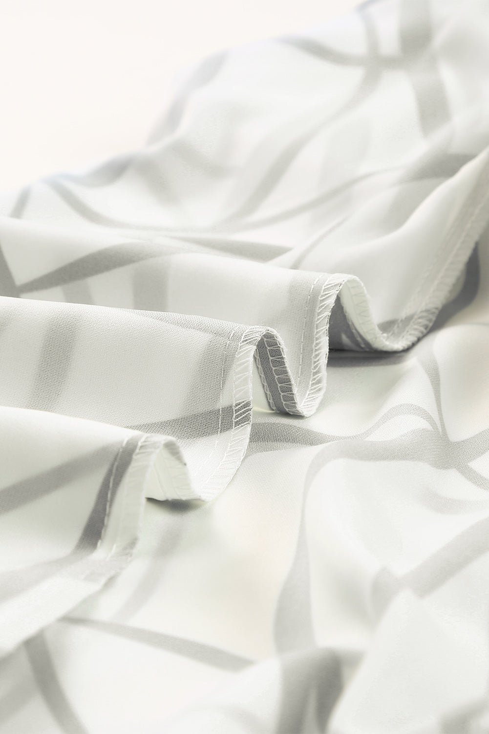 Robe longue blanche à volants et col en V imprimé veine abstraite