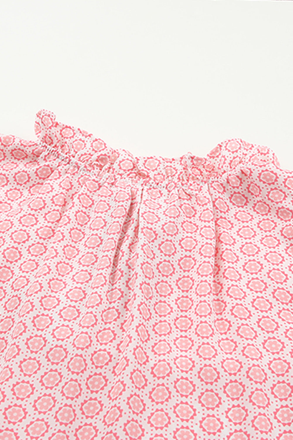 Robe longue sans manches rose à imprimé abstrait et col fendu