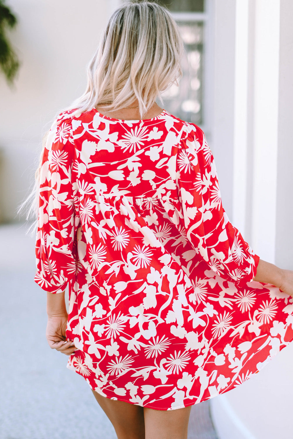 Mini-robe nuisette rouge à imprimé floral et manches bouffantes à col fendu