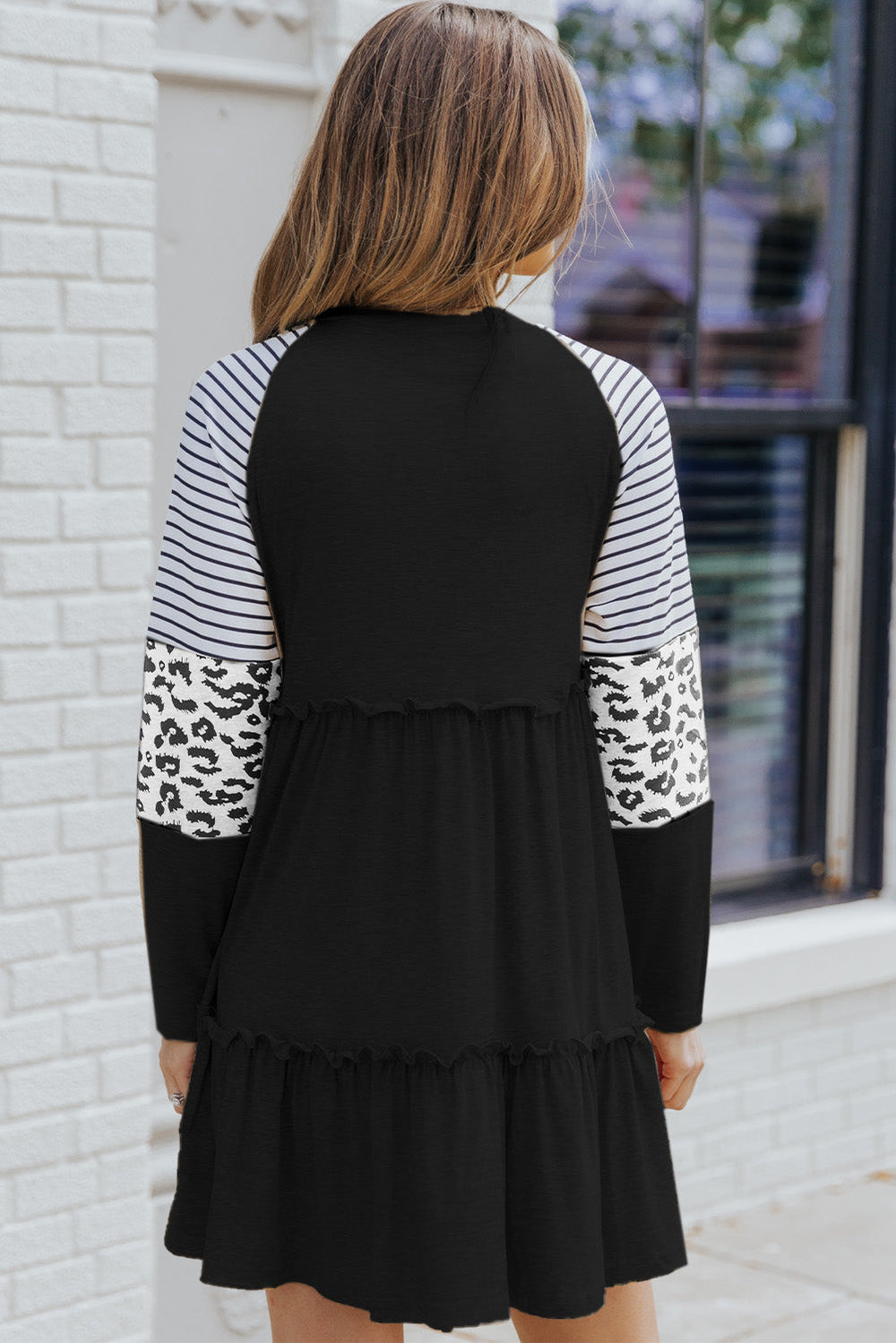 Mini-robe noire à manches longues et patchwork léopard à rayures